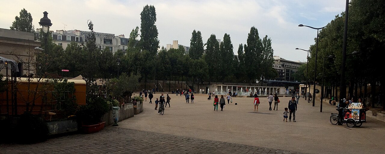 La place de la Bataille-de-Stalingrad à Paris, avec le bassin de la Villette.
